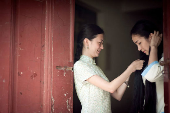 ?；ó厴I(yè)照顯民國范兒 復(fù)古長裙麻花辮(圖)