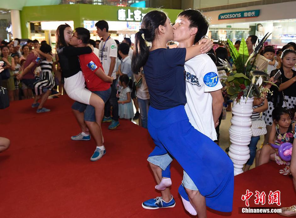亮瞎！南京舉辦接吻大賽 情侶各顯“高招”