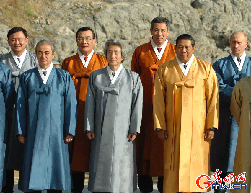 最炫民族風(fēng)！盤點歷年APEC峰會領(lǐng)導(dǎo)人特色服裝秀