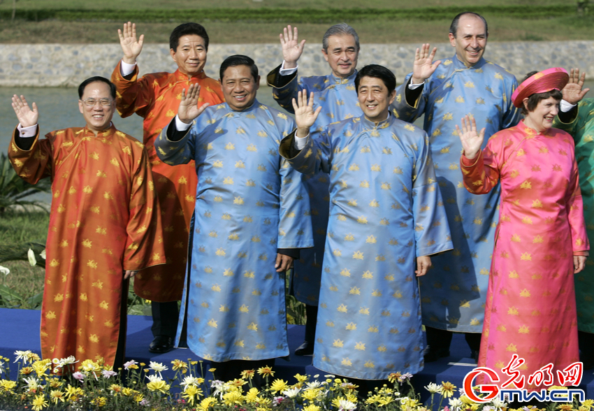 最炫民族風(fēng)！盤點歷年APEC峰會領(lǐng)導(dǎo)人特色服裝秀
