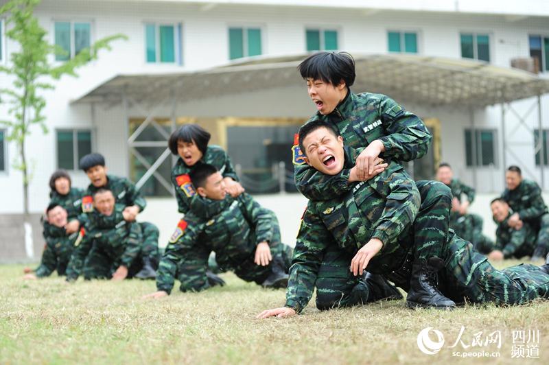 頂摔鎖喉展巾幗國風(fēng)采。（圖片由四川武警涼山支提供）