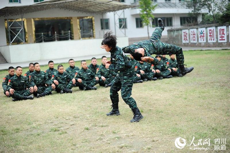 女子特警隊老兵在進行擒敵訓(xùn)練。（圖片由四川武警涼山支提供）