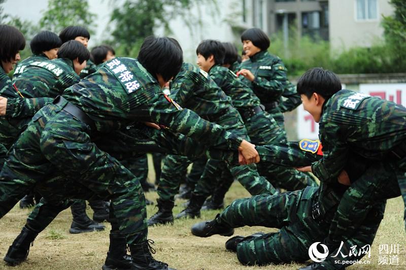 即將退伍的女兵們，訓(xùn)練場上玩的很開心。（圖片由四川武警涼山支提供）