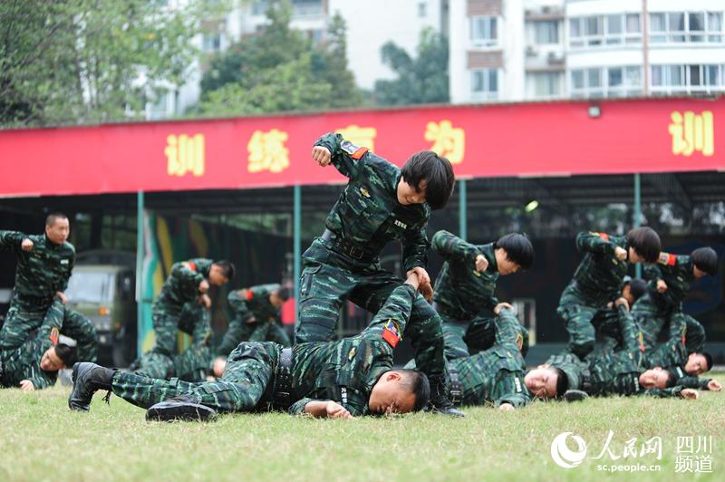 女子特種兵招招制敵。（圖片由四川武警涼山支提供）