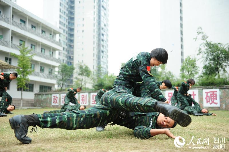 四川總隊女子特警隊老兵正在進行擒敵訓(xùn)練。（圖片由四川武警涼山支提供）