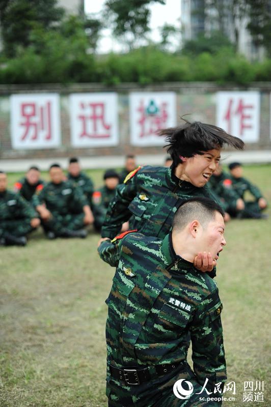 武警四川總隊女子特警隊老兵最后一次進行擒敵訓(xùn)練。（圖片由四川武警涼山支提供）