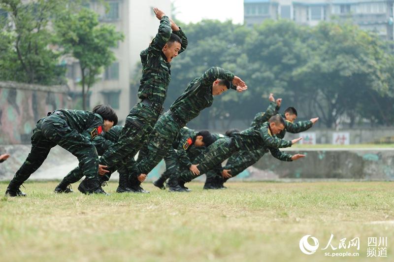 訓(xùn)練場上，與男兵一比高低。（圖片由四川武警涼山支提供）