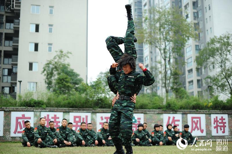 訓(xùn)練場上的警營女兵。（圖片由四川武警涼山支提供）