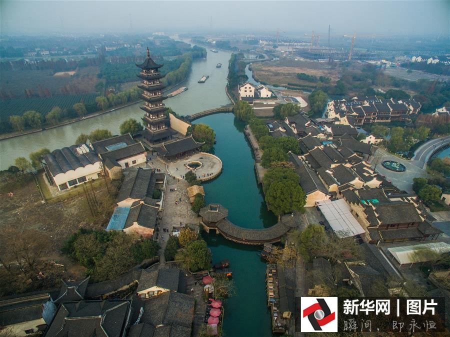 這是12月8日航拍的烏鎮(zhèn)西柵景區(qū)的古鎮(zhèn)風(fēng)貌。