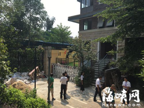 別墅院子外裝上了電子開(kāi)閉門，室內(nèi)也鋪好了人造草坪
