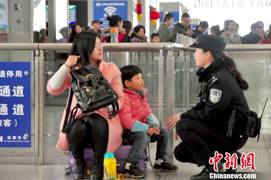 針對攜帶兒童獨(dú)自出行的女性乘客，公安民警開展出行安全知識(shí)宣傳。　吳正琪　攝