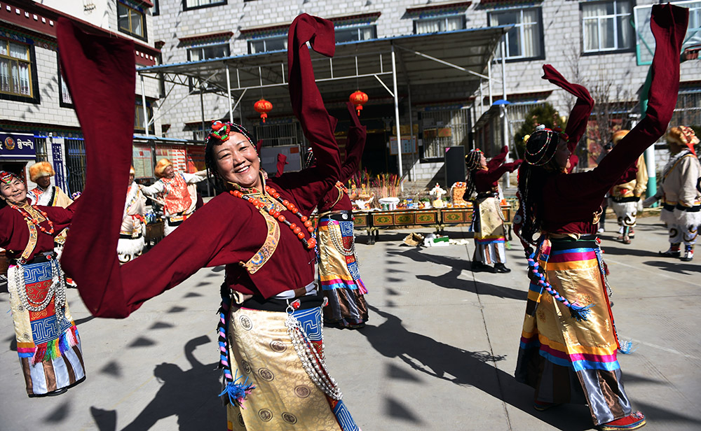 2月27日，拉薩市城關(guān)區(qū)阿壩林卡社區(qū)老年文藝隊(duì)表演舞蹈。