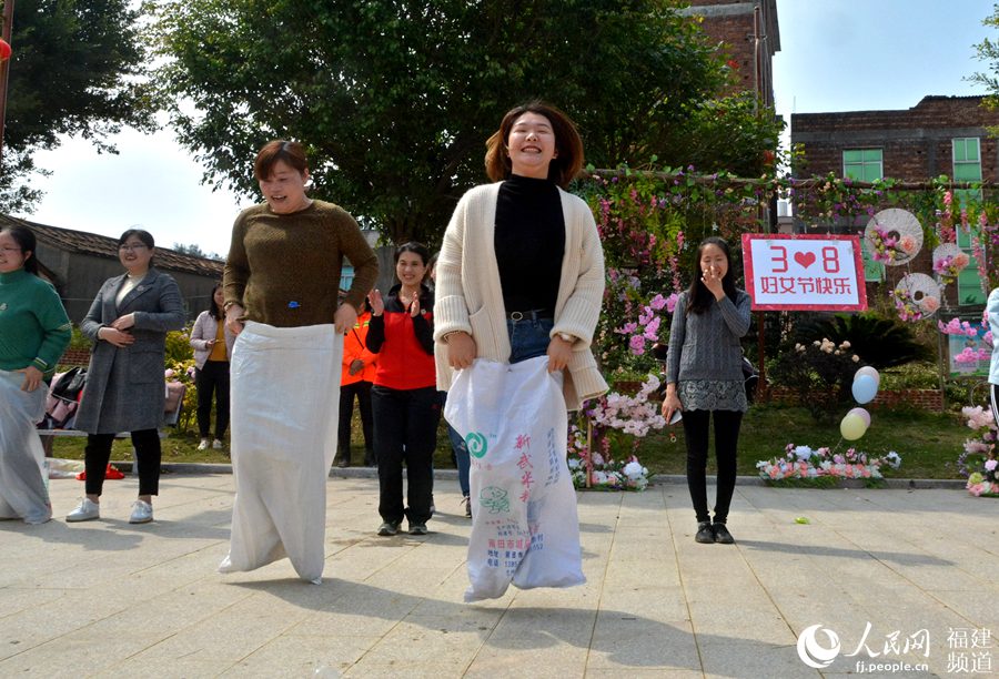  “迎三八”：泉州市泉港區(qū)的女干部在開展戶外拓展活動(dòng)。林弘梫攝